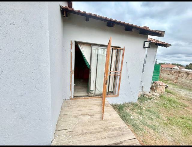 5 BEDROOM HOUSE FOR SALE IN FLORA PARK